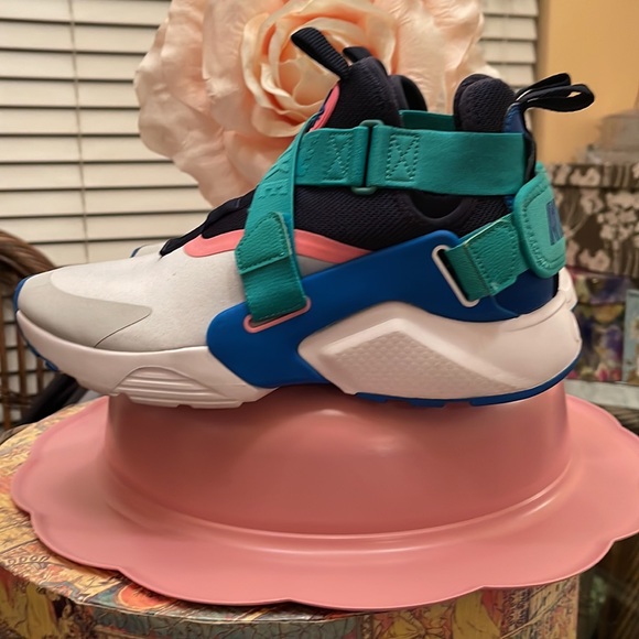 Authentic Nike huaraches, green, pink, blue, white gray color. Mint condition. - Picture 4 of 8